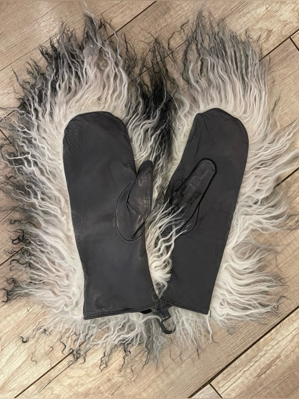 labonia  mittens  size 7 , also 7.5 New w/o inner or outer tags $200 per pair.